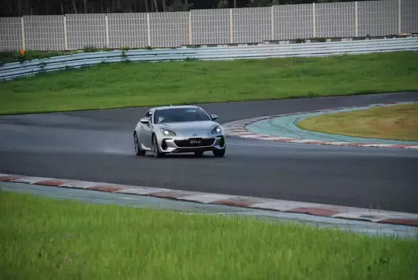 トヨタとスバルの新型スポーツカーに試乗　発売直前のGR86とBRZ、低重心の走りを堪能