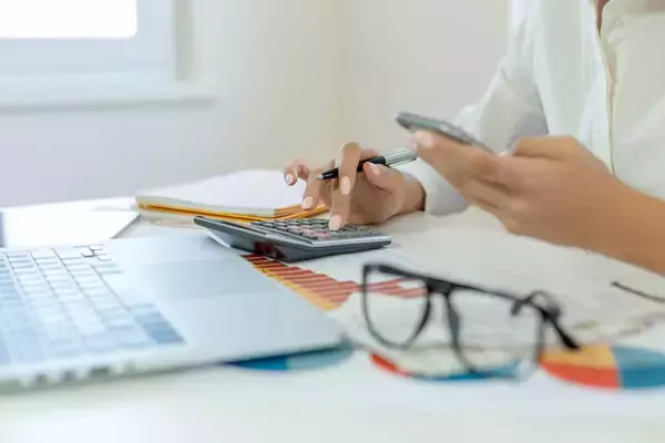 「「家計埋蔵金」こんなに！  損害保険や通信費、サブスクの見直しで1世帯平均6万円超」の画像