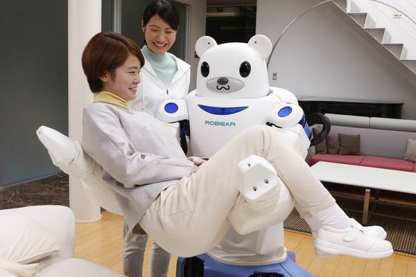 クマの顔したかわいくて力持ちの介護ロボット 人をやさしく抱える動作も可能 15年2月27日 エキサイトニュース