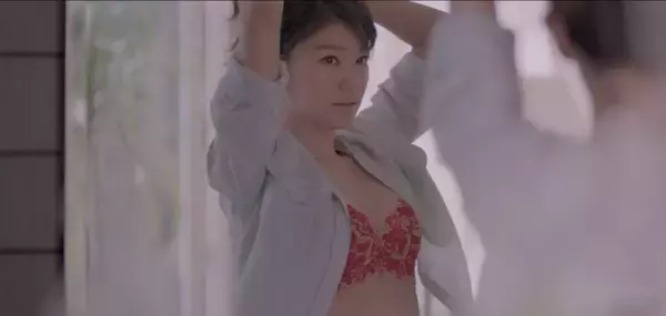 美しさにため息...篠原涼子、トリンプの新CMで「極上の谷間」を披露！