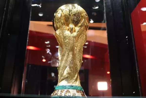 サッカーW杯優勝トロフィーが目の前に　連休初日から大人も子どもも大興奮