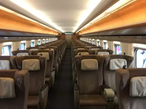「新幹線で後ろの乗客に「席を倒していいですか」　声掛けはマナー？それとも不要？」の画像