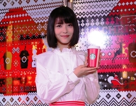 浜辺美波、イルミネーションにうっとり　クリスマス「あの人」と一緒に過ごすって！？