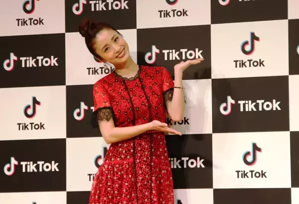 上戸彩「TikTok」動画撮影に初挑戦　予想外の乱入者に思わず「えーーーっ」
