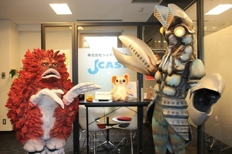 バルタン星人たちがJ-CASTに襲...来社！　「かいじゅうのすみか」に来てねとお茶目にPR