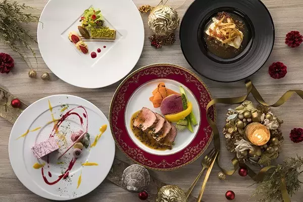 赤、ゴールド、緑のクリスマスカラーで彩られた美しいディナー