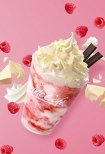 赤と白で見た目も華やか　「ラズベリーホワイトチョコレートフラッペ」