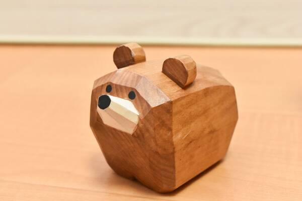 北海道土産の定番 木彫りの熊 がちょっと違う サケくわえず愛らしく変身 年1月8日 エキサイトニュース