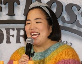 田中みな実に似てないこともない、か...　アンニュイな表情で見つめる婦人