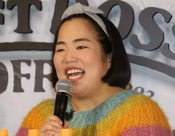 田中みな実に似てないこともない、か...　アンニュイな表情で見つめる婦人