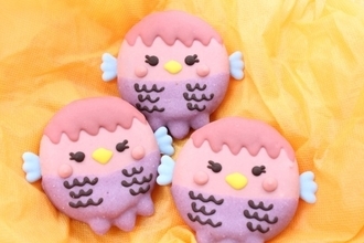 アマビエどんどんかわいくなる　イチゴチョコと紫いもパウダーでドーナツ