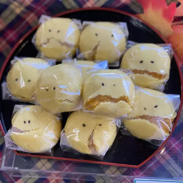 皮が破裂した「かぼちゃまんじゅう」　廃棄寸前がひと工夫で超かわいくなった
