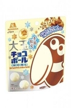 希少品「金のチョコ玉」もあるよ　冬らしい濃厚な「大玉チョコボール」