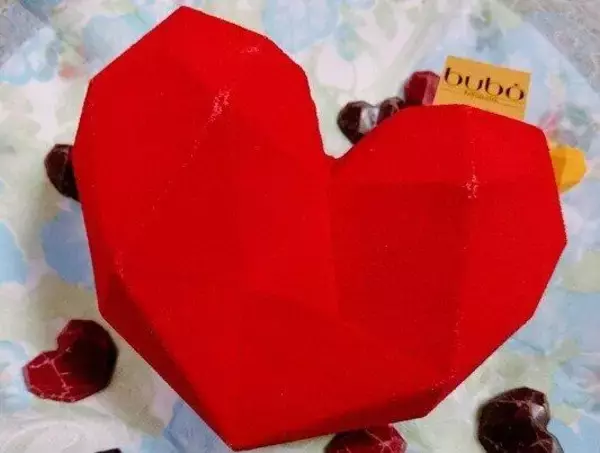 「ハートチョコをハンマーで「ブレイク」！　割って楽しむ「彫刻」のようなスイーツ」の画像