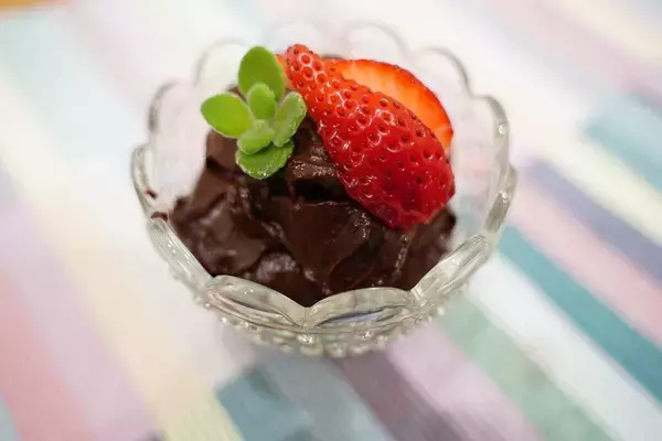 「バレンタインデーは甘くてヘルシーに　アボカドで腸にやさしいチョコムース」の画像