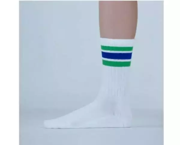 ファミリーマートの「靴下」大人気　若者にウケるポイントが詰まっていた