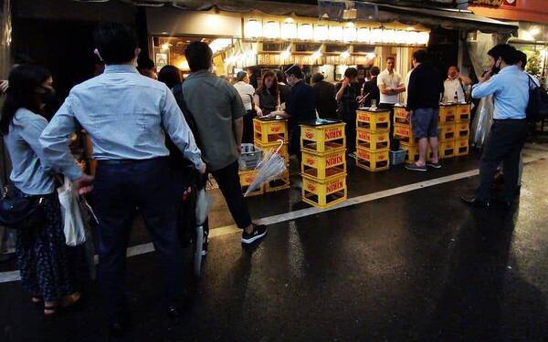 渋谷 新宿に酔客が夜中まであふれる 緊急事態宣言直前 酒求め路上で立ち飲み 21年7月12日 エキサイトニュース