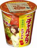 「明星「チャルメラカップ トマト味」　チェダーチーズ風味の別添パックで味変」の画像1