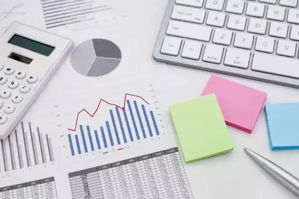 「値上げしない宣言」で話題に...サイゼリヤ社員の平均給与はいくら？ 気になる業績推移や平均勤続年数もチェック！