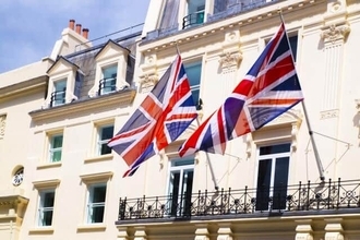 やっぱりメーガン妃が一緒じゃないとダメ？！　チャリティー活動でイメージアップのヘンリー王子、単独来日で見えた「意外な弱点」