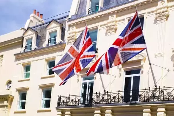 やっぱりメーガン妃が一緒じゃないとダメ？！　チャリティー活動でイメージアップのヘンリー王子、単独来日で見えた「意外な弱点」