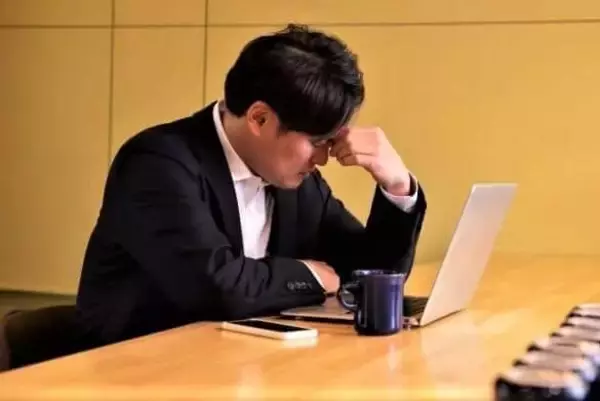 衝撃の調査！「働く喜び」女性はどんどん高まるのに...男性は40代・50代でどん底！ 「職場の孤立」から彼らを救うには？