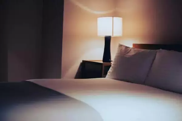 睡眠の悩みが「なんとなく不調」につながる？　症状トップ3は「疲れ・だるさ」「頭痛」「目の疲れ」　ツムラ調査