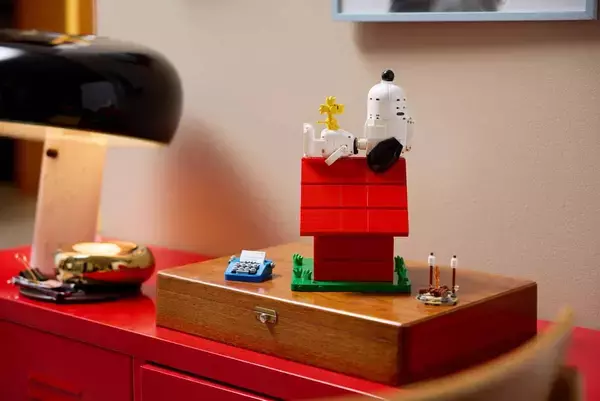 「ピーナッツ」コラボ　「スヌーピーの犬小屋」が大人向けレゴセットに