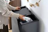 「アイリスオーヤマ「冷凍ごみ箱」　生ごみなど冷凍保管してニオイを抑える」の画像1