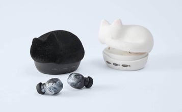 猫をかたどった充電ケースにふわふわの毛並みのような加工　ワイヤレスイヤホン