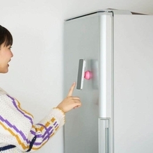 スマホを壁に固定して撮影可能なスタンド「モバピタselfie」　両面マグネット内蔵