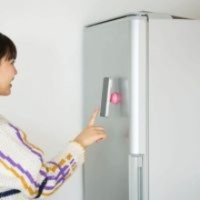 スマホを壁に固定して撮影可能なスタンド「モバピタselfie」　両面マグネット内蔵