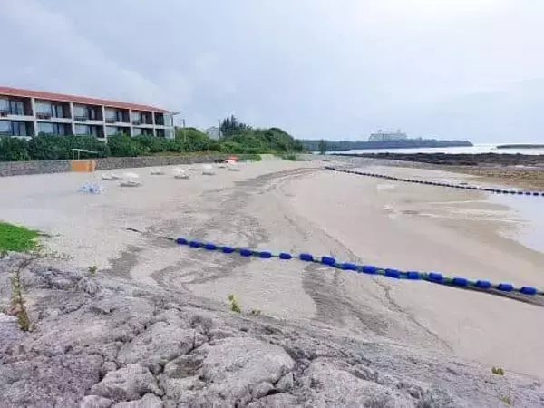 沖縄「軽石被害」は終わっていない　真っ白なビーチに今も押し寄せる