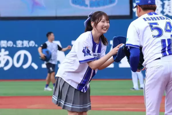 日向坂46藤嶌果歩「460点！」のノーバン始球式　ベイスターズの「勝利の女神」に