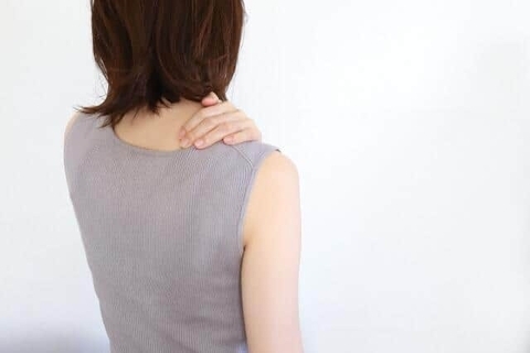 慢性的な痛みや不調が気になる部位　3位「首こり」、2位「肩こり」、1位は？