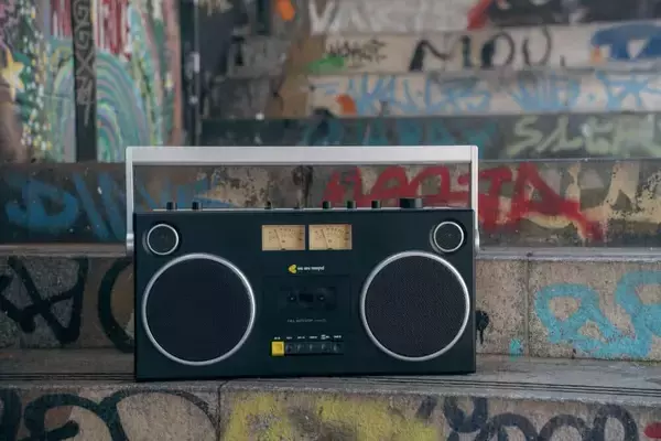 80年代ブームボックス風のカセットプレーヤー搭載　Bluetoothスピーカー