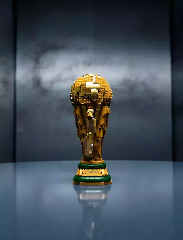 「FIFAワールドカップ」公式トロフィーがレゴセットに　全2842個のレゴブロック