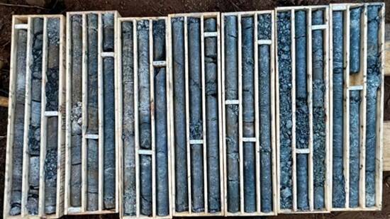 Atlas Critical Minerals、高品位グラファイトを捕捉　掘削孔20孔すべてで鉱化を確認、最大33.78メートル・グラファイト態炭素7.97%の区間を記録