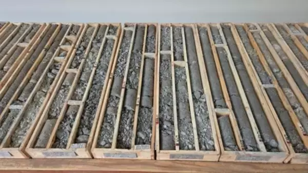 「Atlas Critical Minerals、高品位グラファイトを捕捉　掘削孔20孔すべてで鉱化を確認、最大33.78メートル・グラファイト態炭素7.97%の区間を記録」の画像