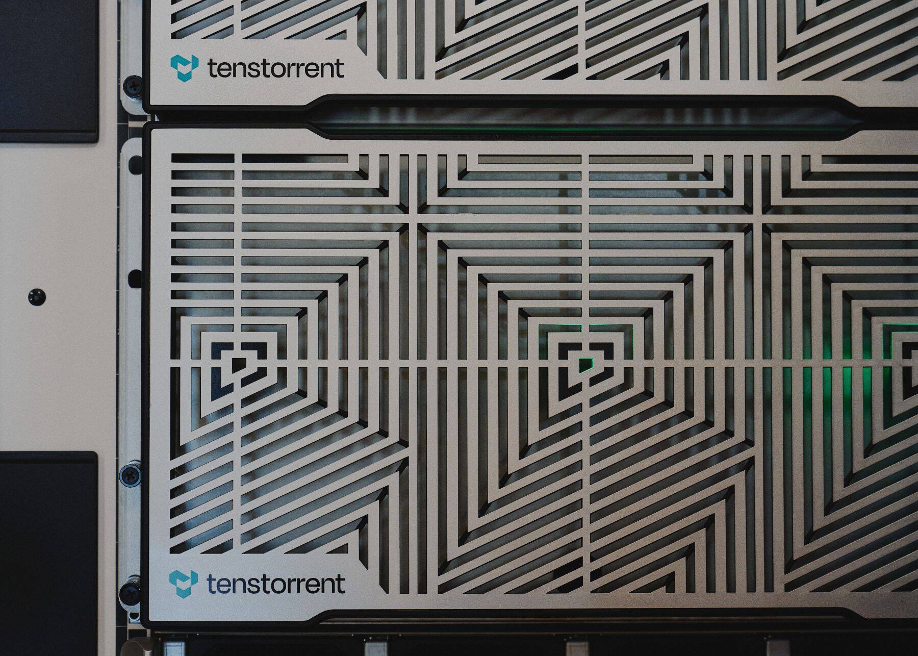 Tenstorrent、新たなネットワーク型AIアーキテクチャ上で展開される業界最高水準の性能により大規模AIを実現