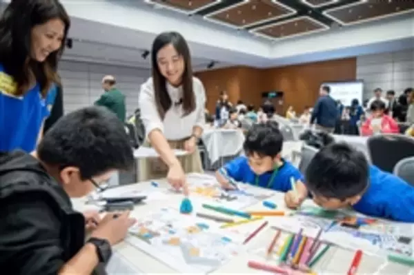 「Community Creates Mega Artwork for HKTDC 60th Anniversary」の画像