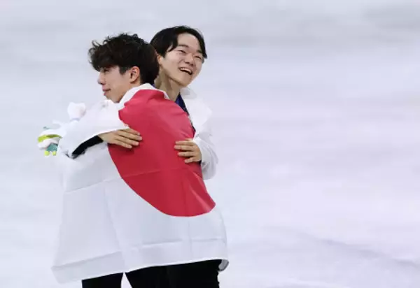 抱き合う鍵山と佐藤　五輪