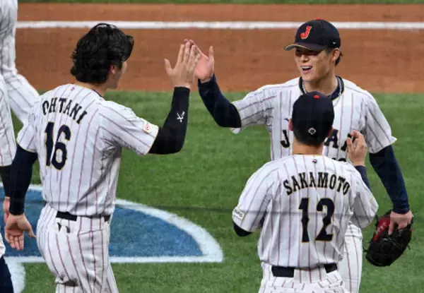大谷とタッチを交わす山本　野球