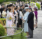 「両陛下、「りくりゅう」ねぎらう＝木原選手「新たに二人で挑戦」―春の園遊会、約１４００人出席」の画像1