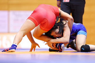 決勝でポイントを奪う清岡　アジア大会