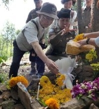 解決願い、遺族が献花
