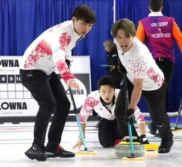 立て直した日本男子＝カーリング最終予選