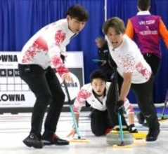 立て直した日本男子＝カーリング最終予選