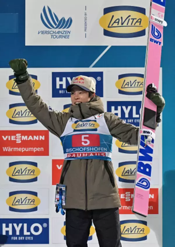 喜ぶ小林陵　Ｗ杯ジャンプ男子