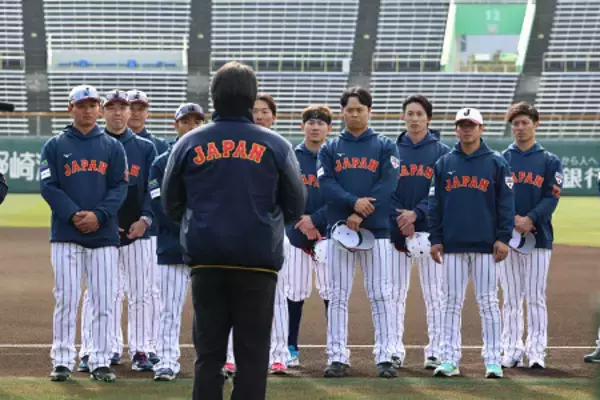 松井さんの話を聞く選手ら　野球